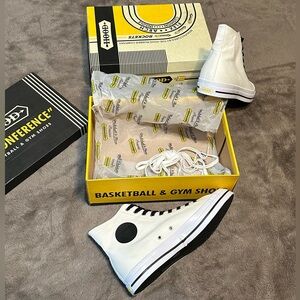 NWT - Mitchell & Ness Hood Conference 55 HC White & Black High Top Sneakers 9.5